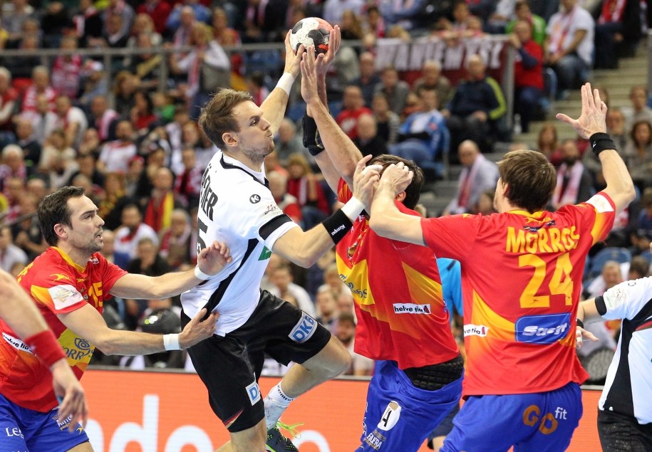 Niemiec Kai Hafner (C) podczas meczu Hiszpania - Niemcy w finale Mistrzostw Europy piłkarzy ręcznych, 31 bm. w Krakowie /Stanisław Rozpędzik /PAP