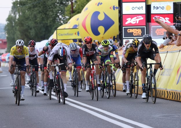 Niemiec Nikias Arndt (P) z grupy DSM wygrywa 5. etap 78. Tour de Pologne w Bielsku-Białej /Andrzej  Grygiel /PAP