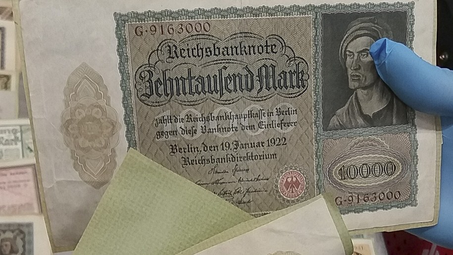 Niemiec próbował przemycić do Rosji m.in. banknot 10 000 marek z 1922 roku /Warmińsko-Mazurska Krajowa Administracja Skarbowa