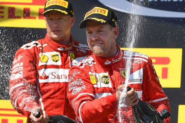 Niemiec Sebastian Vettel (po prawej) i Fin Kimi Raikkonen /ZSOLT CZEGLEDI /PAP/EPA