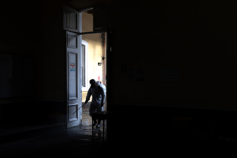 Niemieccy badacze podkreślają, że koronawirus jest o wiele bardziej niebezpieczny w pomieszczeniach /Angela Ponce  /Getty Images