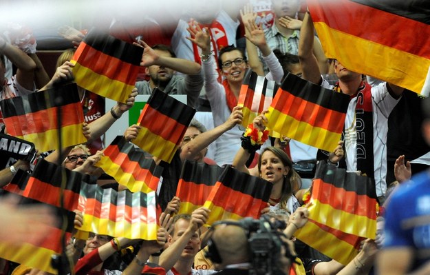 Niemieccy kibice cieszą się ze zwycięstawa po meczu o 3. miejsce mistrzostw świata siatkarzy z Francją /Bartłomiej Zborowski /PAP