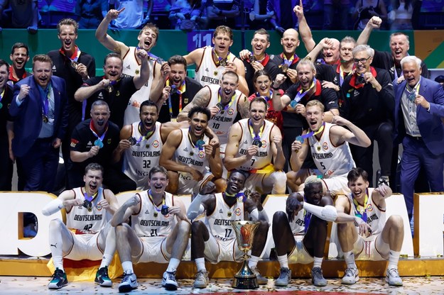 Niemieccy koszykarze cieszą się ze zwycięstwa /ROLEX DELA PENA    /PAP/EPA