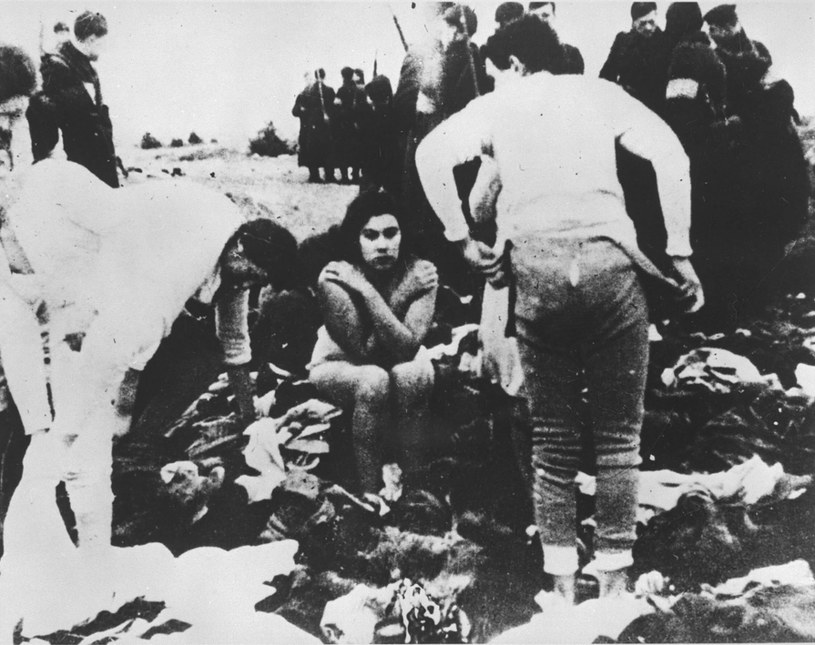 Niemieccy oprawcy wspierani przez łotewskie oddziały nie mieli litości dla ludności żydowskiej /East News