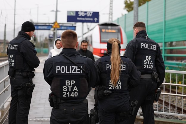 Niemieccy policjanci na granicy państwa /ANNA SZILAGYI /PAP/EPA