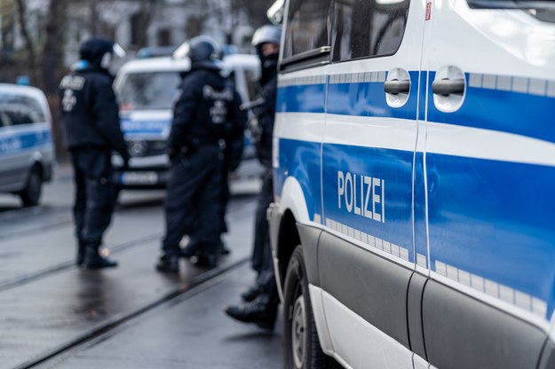 Niemieccy policjanci wylegitymowali Polaka, bo ten sikał w miejscu publicznym /Shutterstock