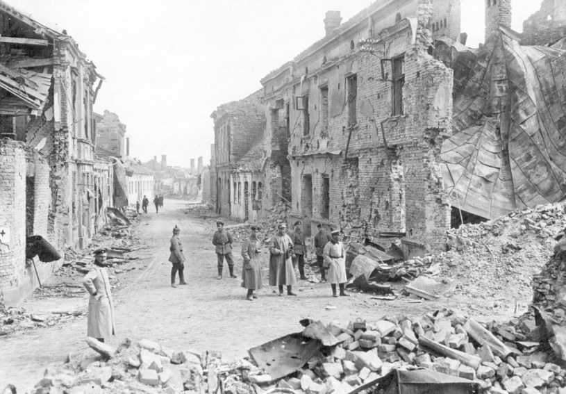 Niemieccy żołnierze ogladają zniszczone budynki na ulicach Gorlic /Agencja FORUM
