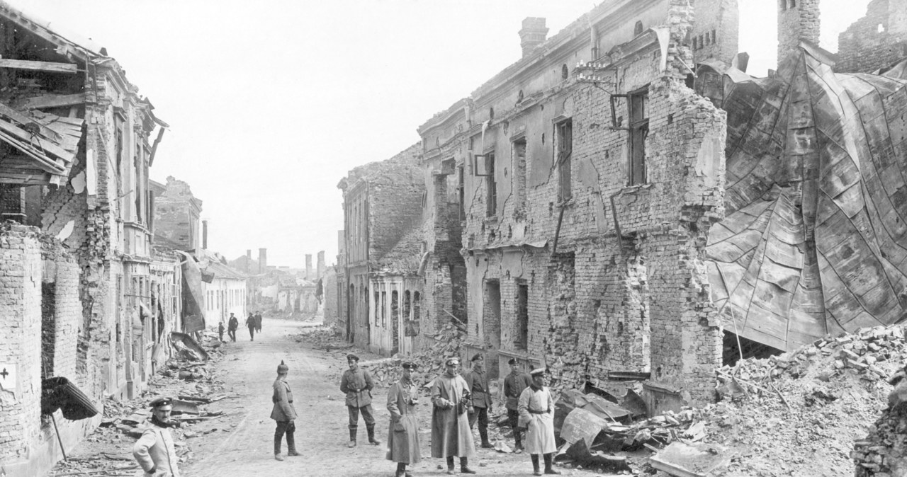 Niemieccy żołnierze ogladają zniszczone budynki na ulicach Gorlic /Agencja FORUM