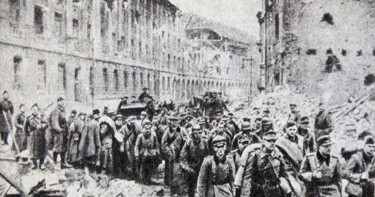 Niemieccy żołnierze poddają się w Berlinie, kwiecień 1945 r. /Agencja FORUM