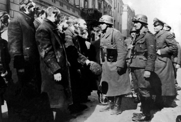 Niemieccy żołnierze przesłuchujący żydowskich mieszkańców warszawskiego getta /UPPA/Photoshot    /PAP/Photoshot