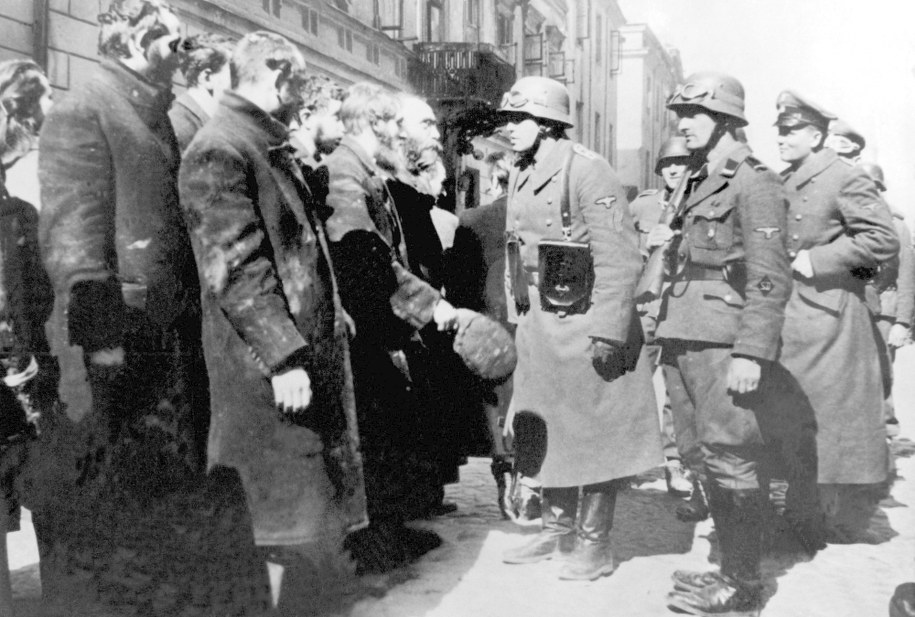 Niemieccy żołnierze przesłuchujący żydowskich mieszkańców warszawskiego getta /UPPA/Photoshot    /PAP/Photoshot