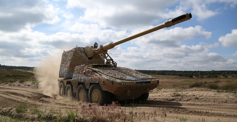 Niemiecka armia przeprowadza testy armatohaubicy RCH 155 AGM, przed ich kupnem. Jako pierwsi zakupiła ją Ukraina /Krauss-Maffei Wegmann /domena publiczna