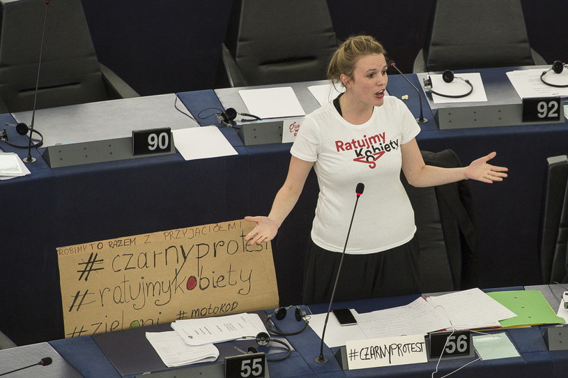 Niemiecka eurodeputowana Terry Reintke (Zieloni) podczas odbywającej się w Parlamencie Europejskim w Strasburgu debaty o prawach kobiet w Polsce /Wiktor Dabkowski    /PAP
