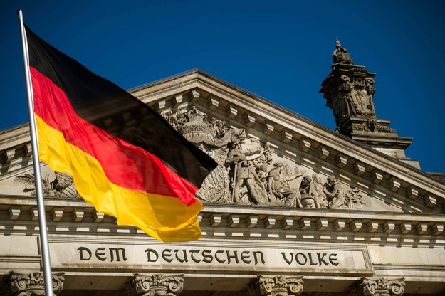 Niemiecka flaga przed siedzibą Bundestagu /Gregor Fischer/DPA /PAP