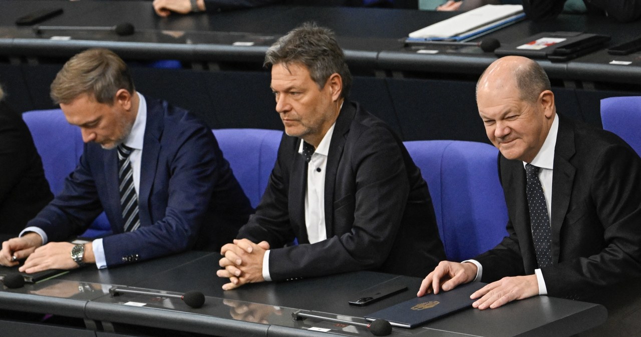 Niemiecka gospodarka dołuje. Na zdj. od prawej kanclerz Olaf Scholz, minister gospodarki i klimatu Robert Habeck oraz minister finansów Christian Lindner /TOBIAS SCHWARZ / AFP /AFP