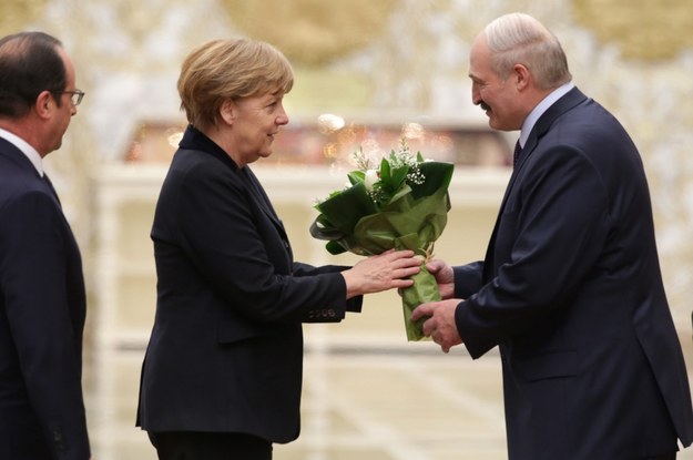 Niemiecka kanclerz z kwiatami /TATYANA ZENKOVICH  /PAP/EPA