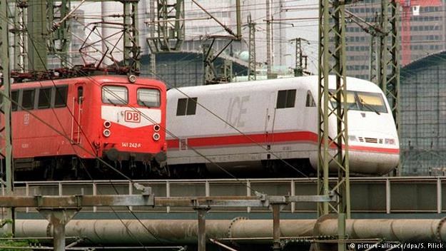 Niemiecka kolej będzie odbierać pasażerów z domu /fot. picture-alliance/dpa/S. Pilick /Deutsche Welle