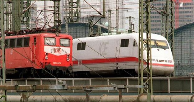 Niemiecka kolej będzie odbierać pasażerów z domu /fot. picture-alliance/dpa/S. Pilick /Deutsche Welle