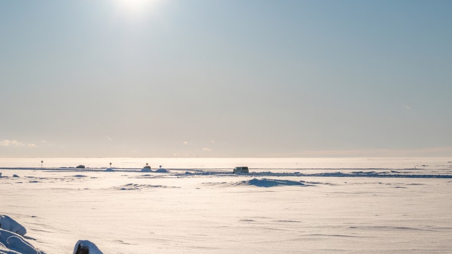 Przez kilka godzin dryfowali na krze. Z lodu ułożyli sygnał SOS