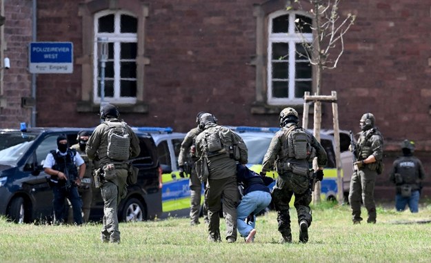 Niemiecka policja eskortuje nożownika z Solingen /THOMAS KIENZLE/AFP /East News