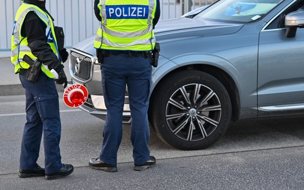 Niemiecka policja na granicy państwa /PATRICK PLEUL  /PAP/DPA