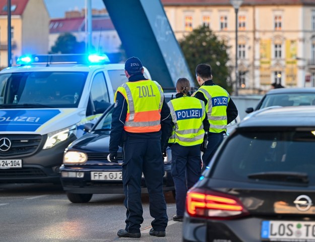 Niemiecka policja na granicy państwa /PATRICK PLEUL  /PAP/DPA