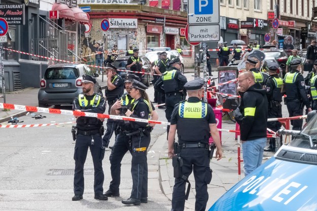 Niemiecka policja na miejscu zdarzenia w Hamburgu /BODO MARKS /PAP/DPA