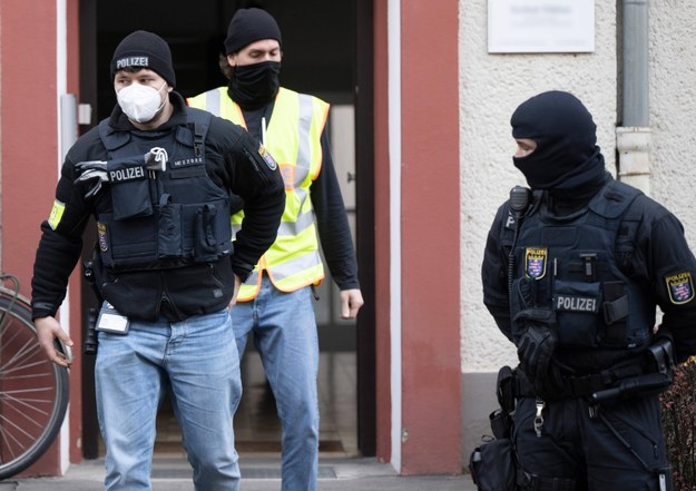 Niemiecka policja podczas zakrojonej na szeroką skalę akcji w grudniu 2022 roku / BORIS ROESSLER /PAP/DPA
