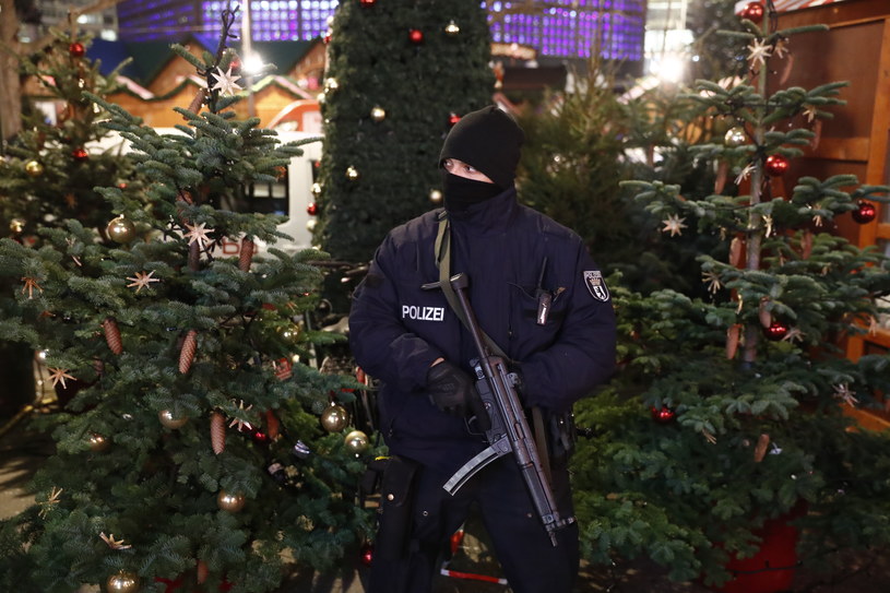 Niemiecka policja prowadzi intensywne śledztwo w sprawie zamachu w Berlinie /ODD ANDERSEN /AFP