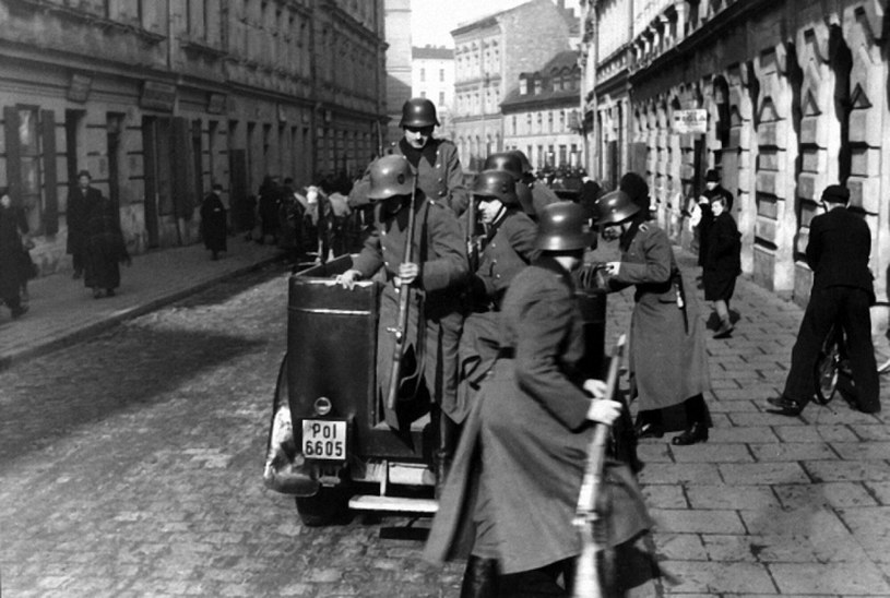Niemiecka policja w getcie krakowskim w 1941 r. /East News