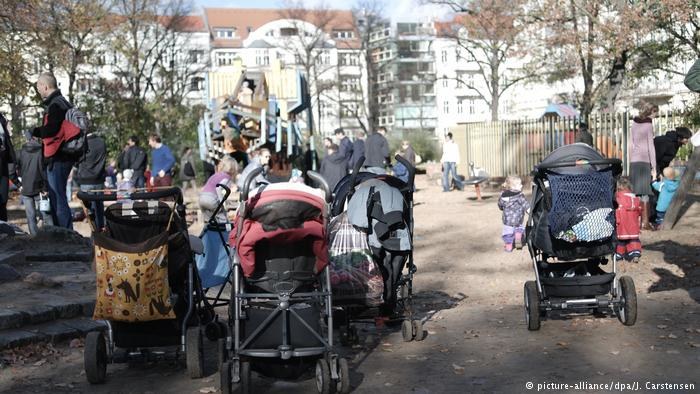 Niemiecka prasa opisuje, jak w RFN zorganizowane grupy przestępcze wyłudzają od państwa zasiłek na dzieci /Deutsche Welle