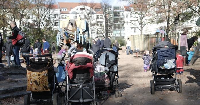 Niemiecka prasa opisuje, jak w RFN zorganizowane grupy przestępcze wyłudzają od państwa zasiłek na dzieci /Deutsche Welle