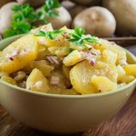 Niemcy Niemiecka sałatka ziemniaczana z boczkiem i cebulą na ciepło. Można jeść samą lub jako dodatek