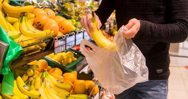 Niemiecka sieć dyskontowa Aldi wypowiedziała wojnę plastkowi. Planuje wprowadzić symboliczne opłaty /Deutsche Welle