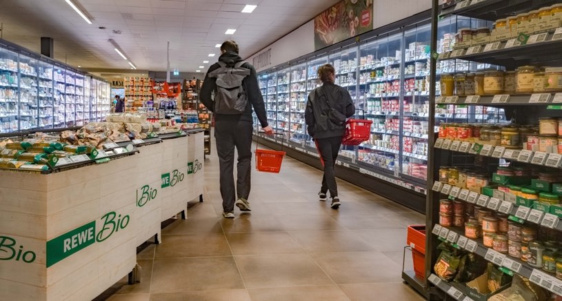 Niemiecka sieć sklepów Rewe jest w sporze ze spółką Mondelez, producentem m.in. czekolady Milka /MARKUS SCHOLZ/DPA/dpa Picture-Alliance via AFP /AFP