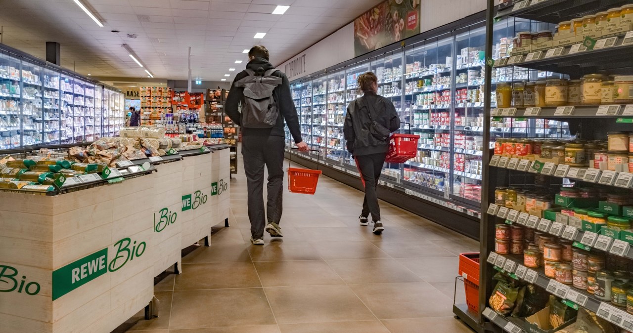 Niemiecka sieć sklepów Rewe jest w sporze ze spółką Mondelez, producentem m.in. czekolady Milka /MARKUS SCHOLZ/DPA/dpa Picture-Alliance via AFP /AFP