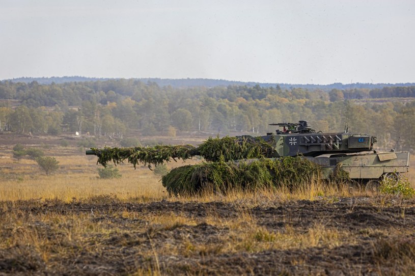 Niemiecki czołg Leopard 2 podczas ćwiczeń na poligonie w Ostenholz, Dolna Saksonia (17 października 2022 r.) /Moritz Frankenberg/dpa/picture alliance /AFP