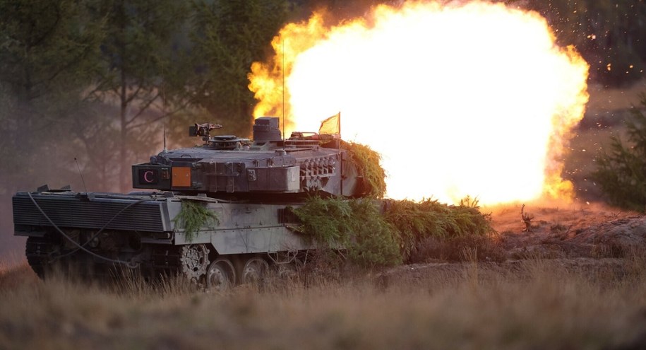 Niemiecki czołg Leopard 2 podczas ćwiczeń strzeleckich na poligonie w północnych Niemczech (zdjęcie archiwalne) /RONNY HARTMANN/AFP /East News