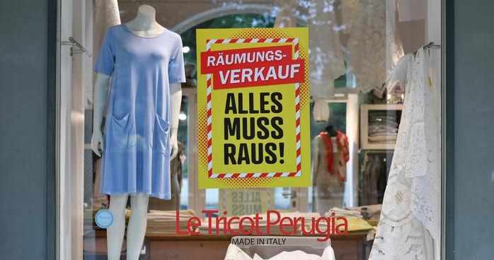 Niemiecki handel chce rozwiązań, które zachęcałyby do przekazania niesprzedanej odzieży potrzebującym /Deutsche Welle