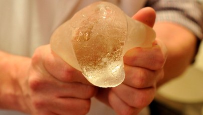 Niemiecki instytut zapłaci za groźne implanty piersi