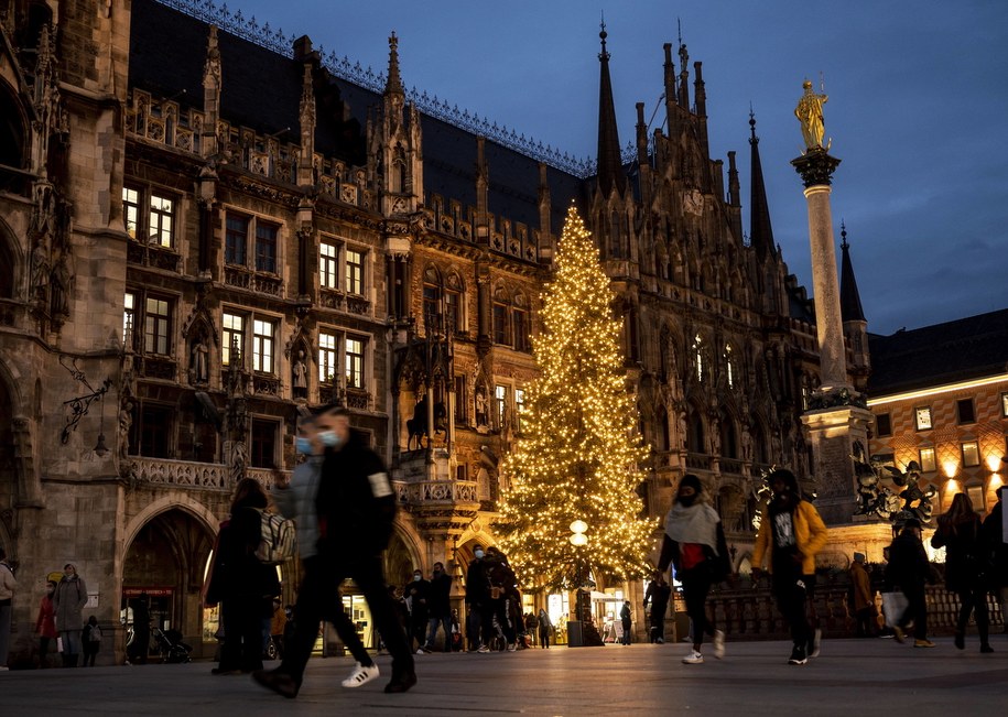 Niemiecki lockdown rozpoczął się w środę i potrwa do 10 stycznia /LUKAS BARTH-TUTTAS /PAP/EPA
