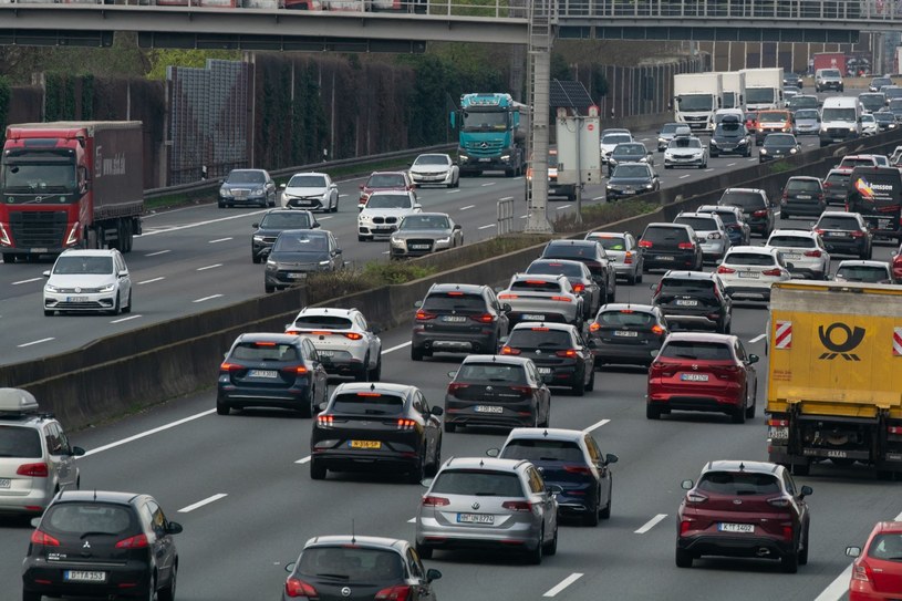 Niemiecki minister transportu nawołuje do zmiany przepisów dotyczących ochrony klimatu. W przeciwnym wypadku nie wyklucza wprowadzenia zakazu jazdy w weekendy. /Ying Tang / NurPhoto / NurPhoto via AFP /