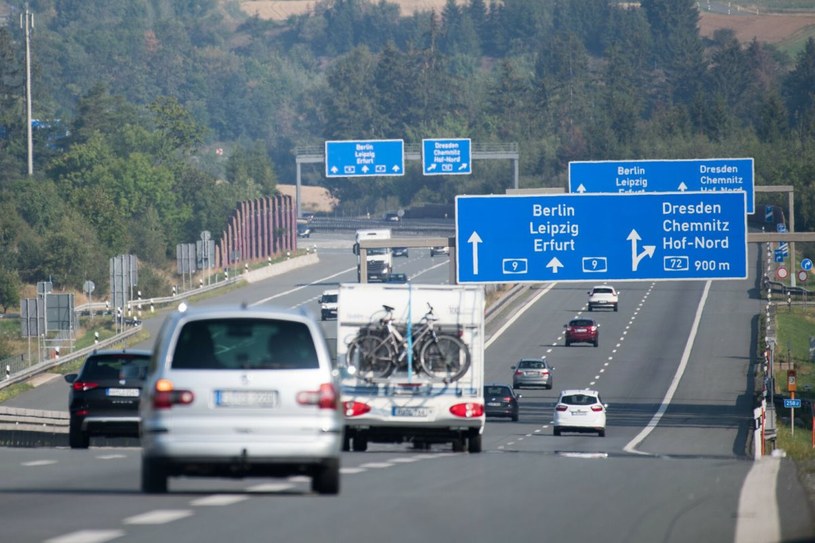 Niemiecki minister transportu przeciwny wprowadzeniu ograniczeń prędkości na autostradach. Twierdzi, że wystarczą samochody na prąd /Wojciech Stróżyk /Reporter   /Agencja SE/East News