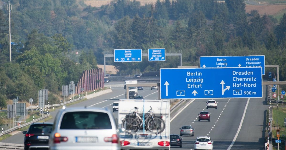 Niemiecki minister transportu przeciwny wprowadzeniu ograniczeń prędkości na autostradach. Twierdzi, że wystarczą samochody na prąd /Wojciech Stróżyk /Reporter   /Agencja SE/East News