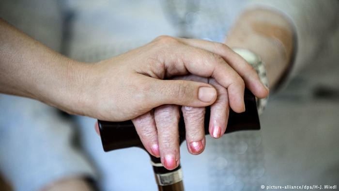 Niemiecki rząd chce przyciągnąć do Niemiec personel opiekuńczy dla seniorów. Służyć temu mają m. in. znaczne podwyżki /Deutsche Welle