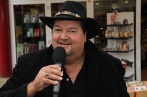 El showman alemán ganó 42.000 € en la lotería.  Poco después, tuvo un derrame cerebral.
