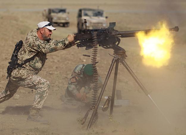 Niemiecki żołnierz w Afganistanie strzelający z ciężkiego karabinu maszynowego /Getty Images/Flash Press Media