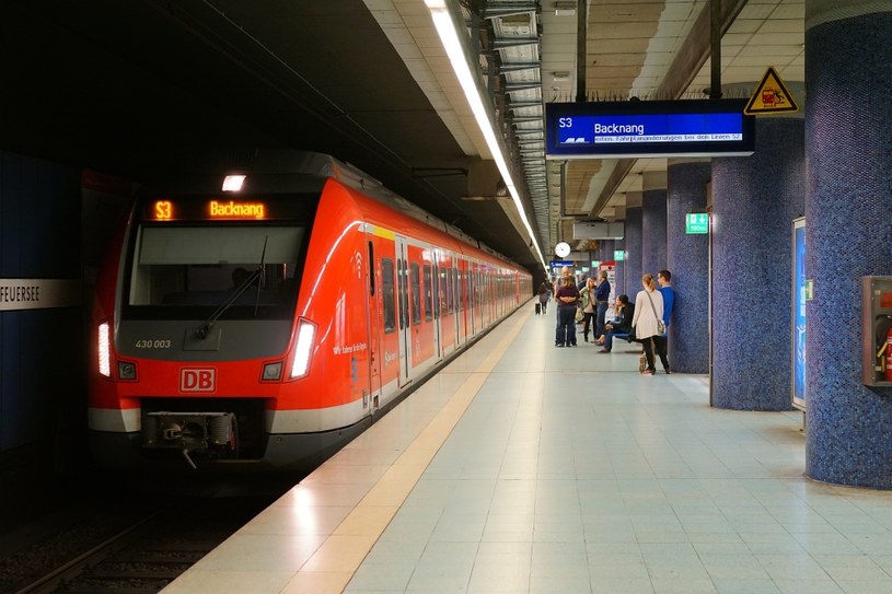 Niemiecki związek zawodowy zrzeszający maszynistów pracujących dla Deutche Bahn zapowiedział strajk. Na zdjęciu peron na dworcu S-Bahn w Stuttgarcie /Wikimedia.org/Giftzwerg 88 /Wikimedia