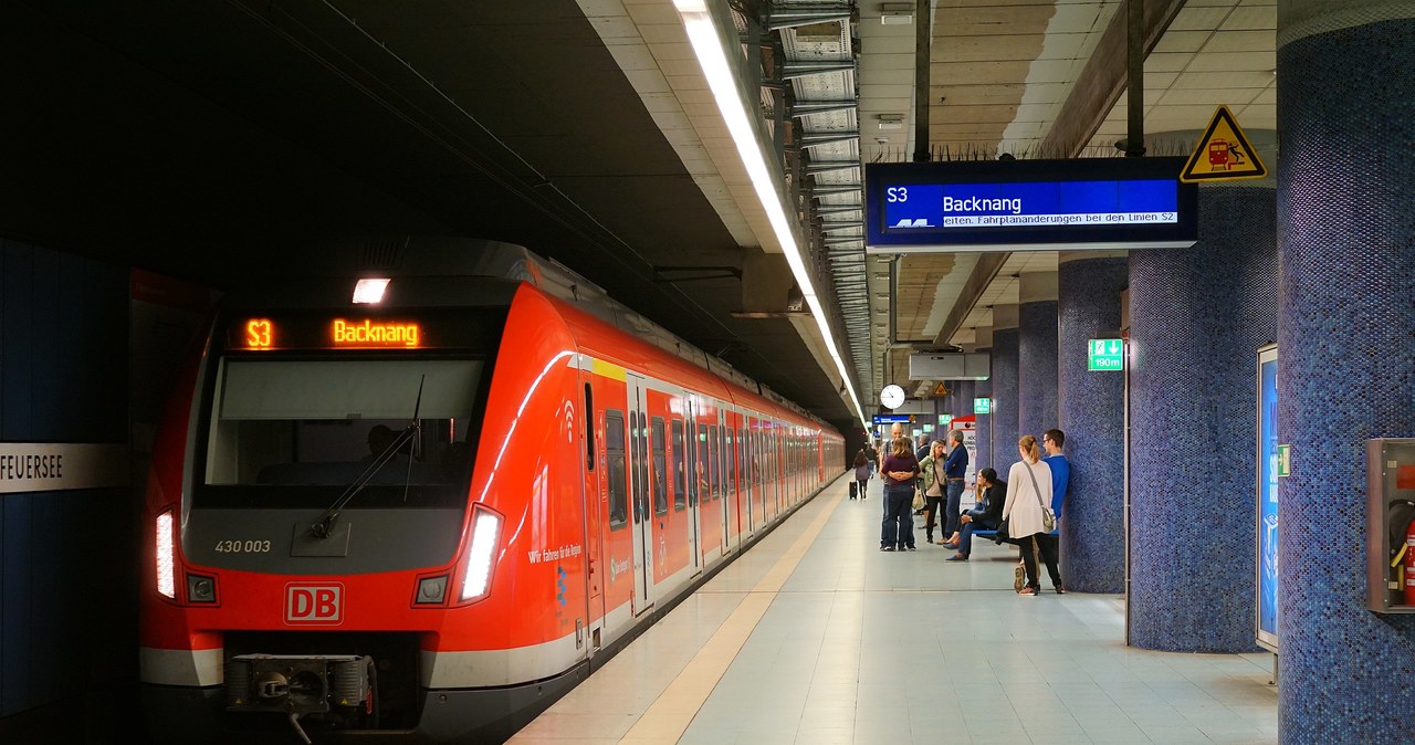 Niemiecki związek zawodowy zrzeszający maszynistów pracujących dla Deutche Bahn zapowiedział strajk. Na zdjęciu peron na dworcu S-Bahn w Stuttgarcie /Wikimedia.org/Giftzwerg 88 /Wikimedia