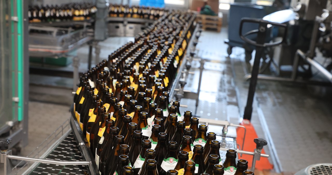 Niemieckie browary alarmują, że może im zabraknąć butelek do piwa /Bodo Schackow / DPA / dpa Picture-Alliance /AFP